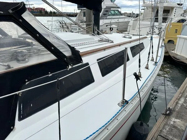 1977-s2-92m-sail-9956963-20250923172401081-4 The S2 9.2's moderate, conventionally modern lines have helped it avoid the dated look that plagues many boats from the late 1970s. Arthur Edmunds' design features short overhangs, a relatively flat sheer and pleasing proportions. Photo courtesy of Boats.com