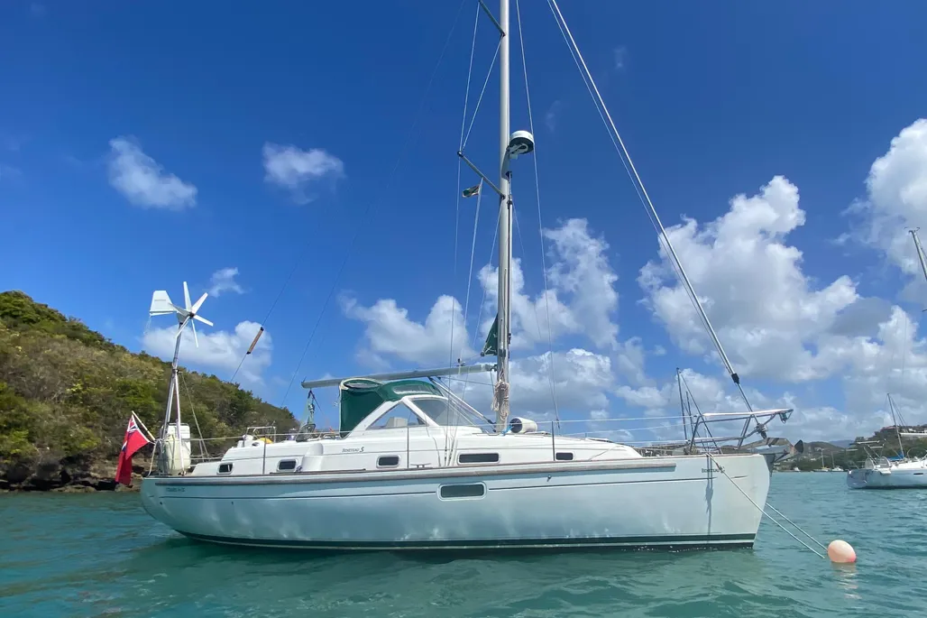 The Oceanis 36 CC has a beamy, center cockpit configuration. At 12.5 feet of beam on a 36-foot hull, she maximizes interior volume, while Jean Berret's hull design maintains decent sailing characteristics for a boat of such generous proportions. Courtesy of Yachtworld.com