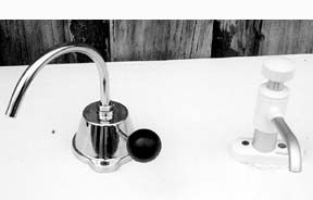 Pompe à eau manuelle pour évier Gusher Galley - raccord à droite - WHALE
