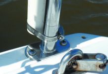 The top stanchion was treated with stainless steel cleaner Citrisurf 77, while the bottom part is untreated and is rusting.