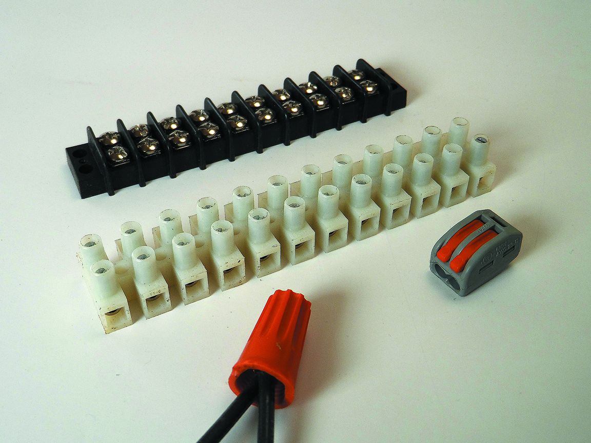 Small clearance wire connectors