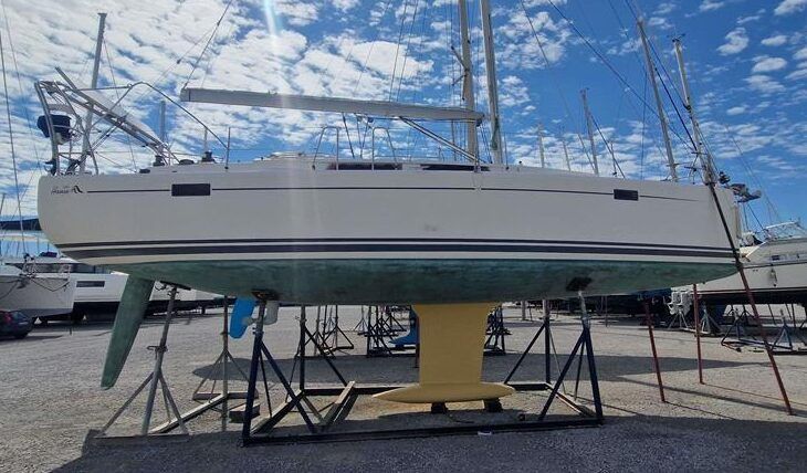 Hanse 385. Another example of a modern fast cruiser but in this case with a less extreme stern width and so only a single rudder. This also shows the keel bulb clearly. It is worth noting how vulnerable both the rudder and propeller are to either colliding with floating debris such as a log or getting entangled with pots or other fishing gear. (Photo courtesy of TheYachtMarket.com)