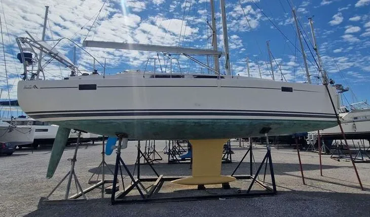 Hanse 385. Another example of a modern fast cruiser but in this case with a less extreme stern width and so only a single rudder. This also shows the keel bulb clearly. It is worth noting how vulnerable both the rudder and propeller are to either colliding with floating debris such as a log or getting entangled with pots or other fishing gear. (Photo courtesy of TheYachtMarket.com)