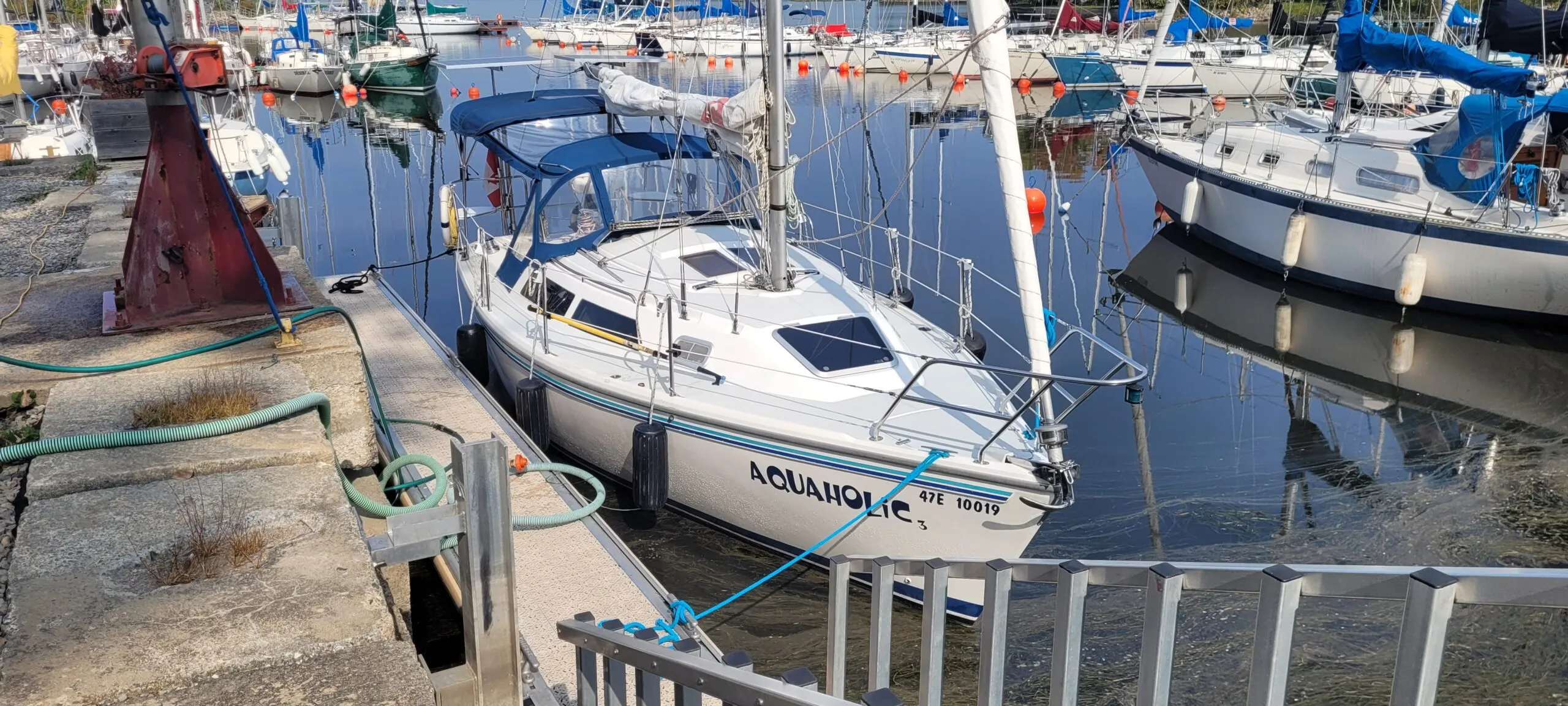 Ile Perrot Yacht Club, at the pump-out service pier and shear leg, which can be used to lift masts. (Photo/ Marc Robic)
