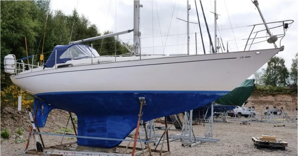 When the Contessa 32 was first launched, it was considered a "fast" cruiser. Compared to earlier designs, she had a much shorter fin but it was still integrated into the hull body, not bolted on. Note also the full skeg protecting the rudder, sharp entry and deeper body compared to the Beneteau. It is not clear in this photograph but her stern is width is about half the maximum beam. These boats have crossed just about every ocean.