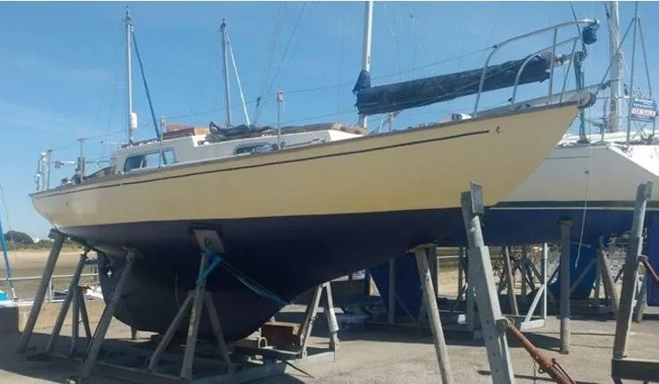 The Elizabethan 29 is an older cruising design with a long keel and cutaway forefoot. Driving her onto a reef is likely going to do no more than scuff the paint and her fully supported rudder with direct tiller control is as near to infallible as you can get. The downside is that her relatively large whetted area and fairly high weight limit both top speed and light airs performance. On the plus side, if caught in a gale she will hove to while the crew retires below with a hot drink and a book. Photo courtesy of Boats.com. 