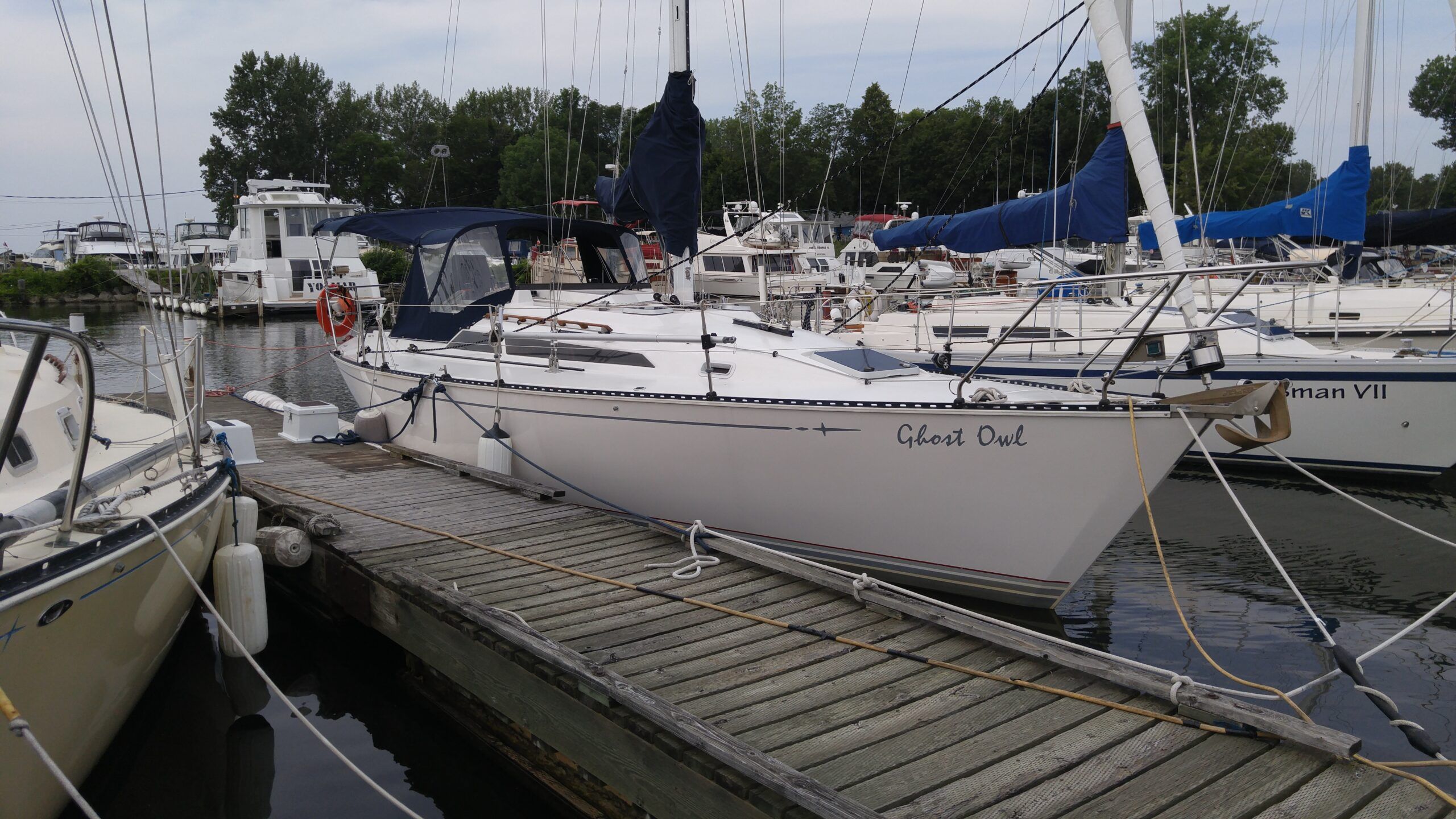 The Royal St-Lawrence Yacht Club is one the largest yacht clubs in the greater Montreal area, and is also the oldest. It has well over 200 slips, as well as restaurants, tennis courts and pool. Services also include fuel, pump-out stations and a travel lift, capable of accommodating some of the largest boats in the Montreal area. (Photo/ Marc Robic)