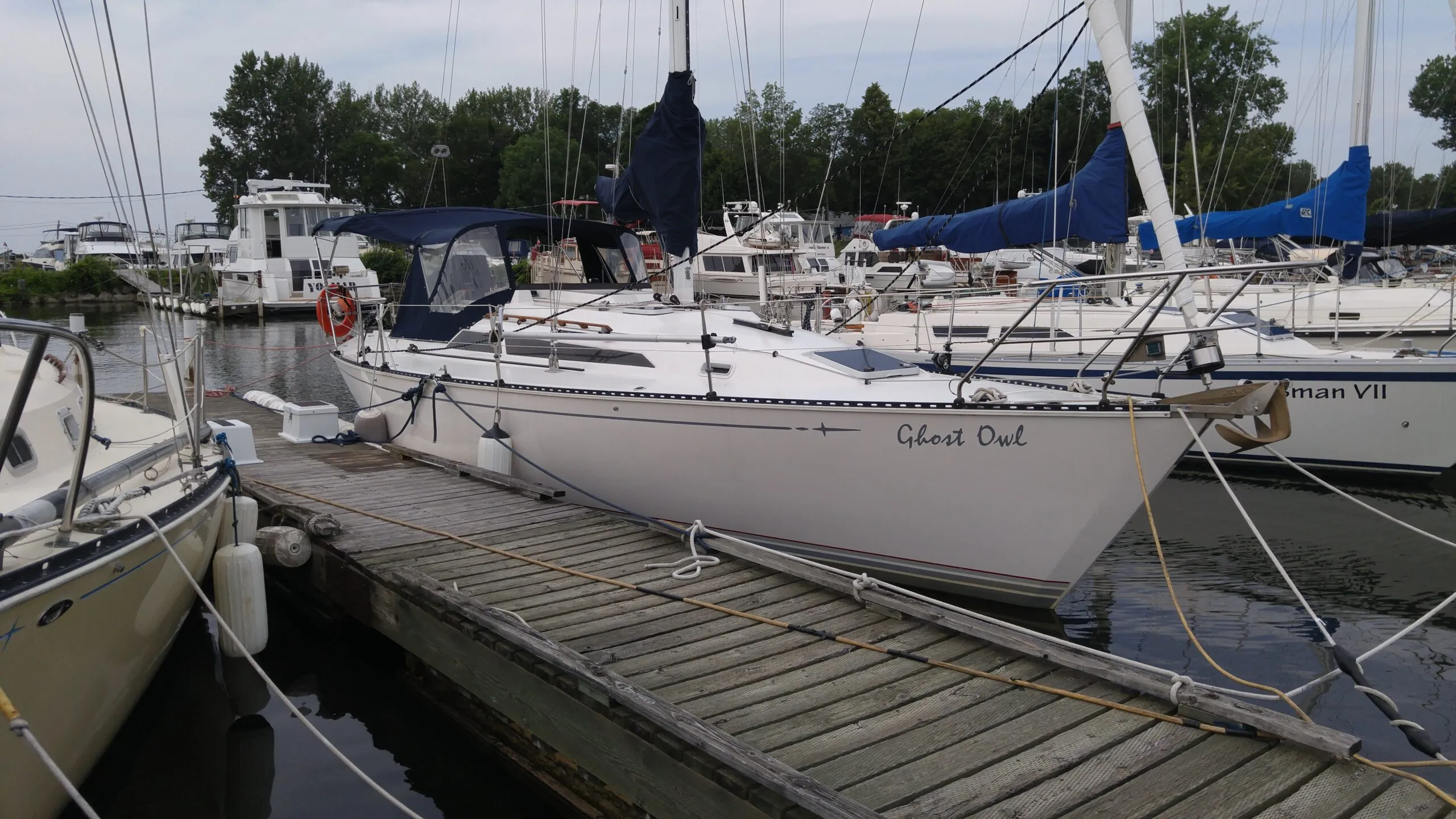 The Royal St-Lawrence Yacht Club is one the largest yacht clubs in the greater Montreal area, and is also the oldest. It has well over 200 slips, as well as restaurants, tennis courts and pool. Services also include fuel, pump-out stations and a travel lift, capable of accommodating some of the largest boats in the Montreal area. (Photo/ Marc Robic)