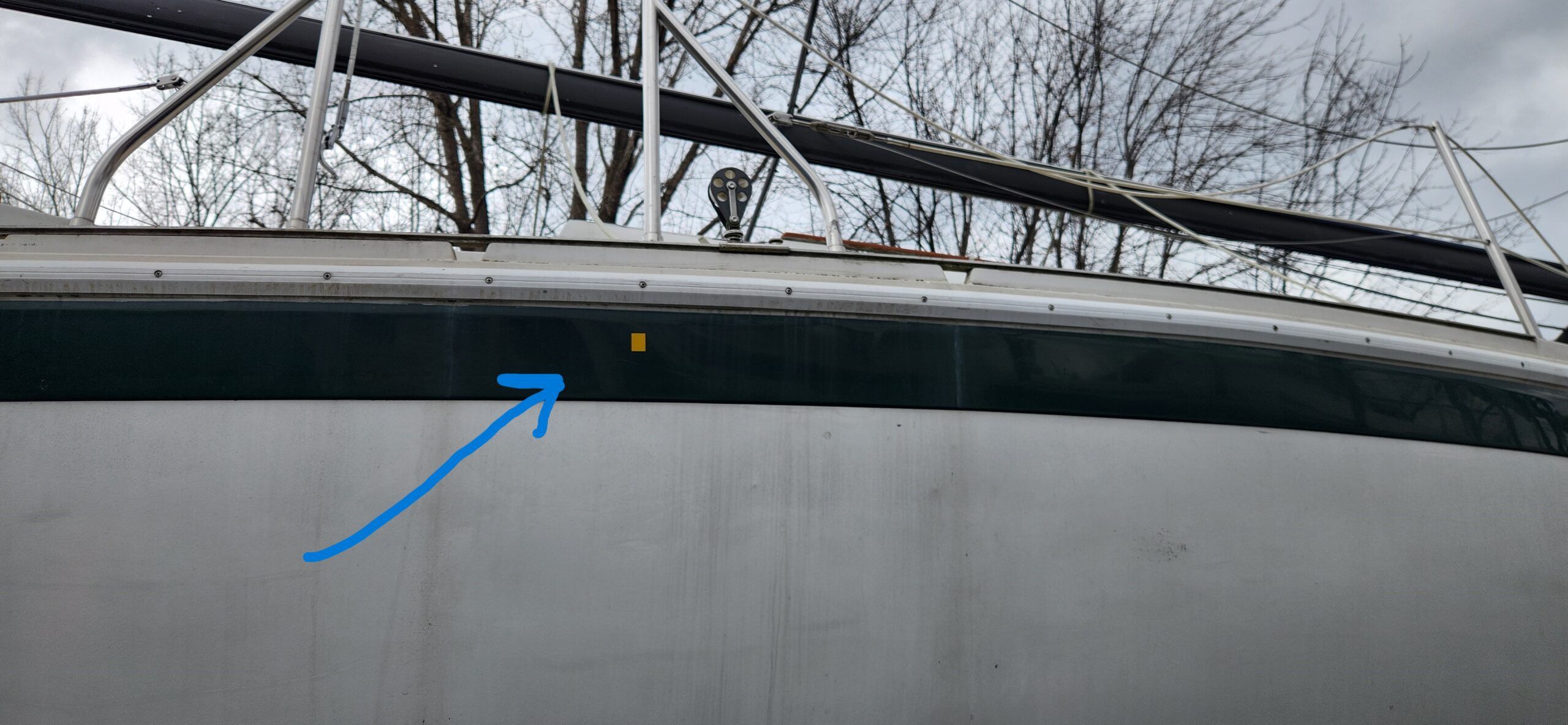 A contrasting vinyl sticker color is a practical way to indicate sling placement. (Photo/ Marc Robic)