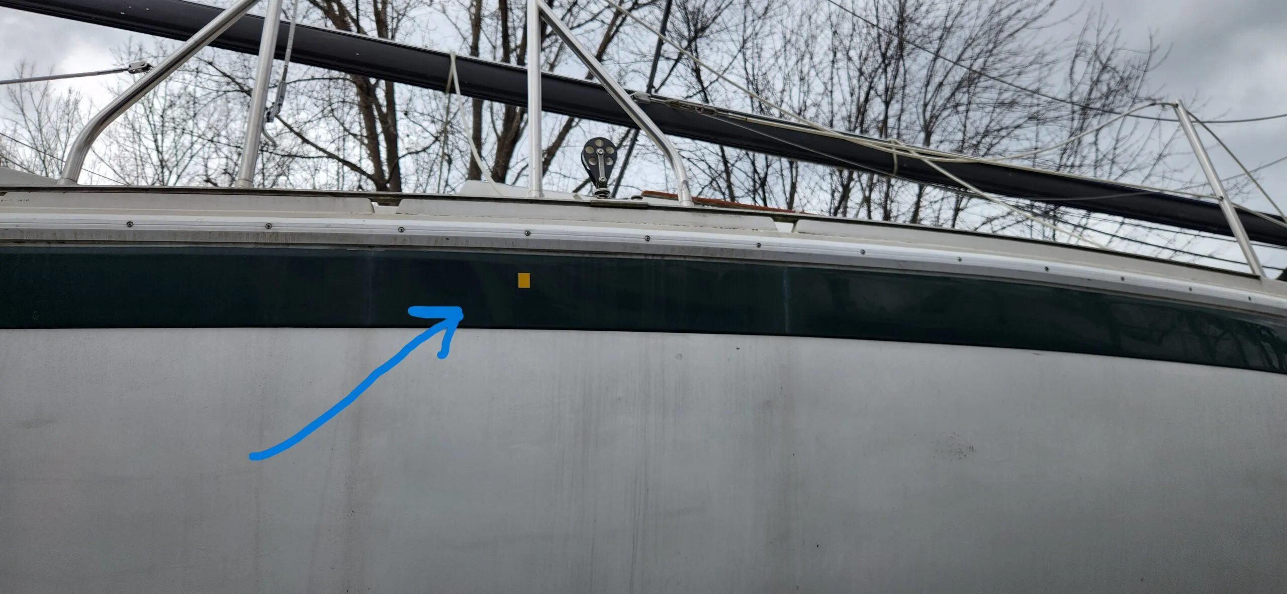 A contrasting vinyl sticker color is a practical way to indicate sling placement. (Photo/ Marc Robic)