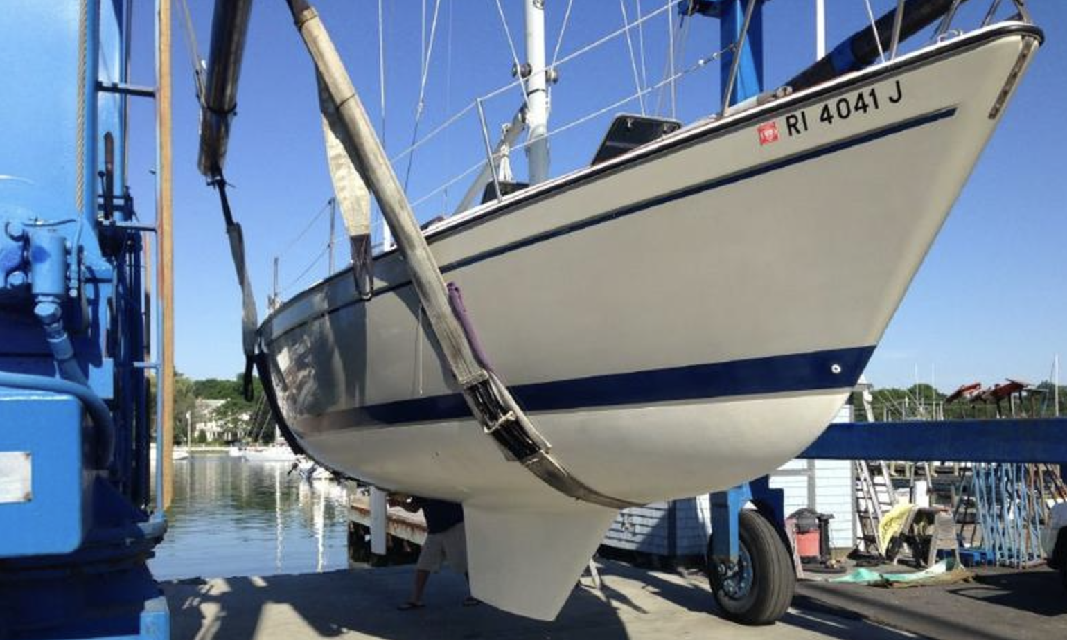 With a 4-ft. 4-in. draft, the Pearson can navigate shallow coastal waters but upwind performance suffers. Photo courtesy of Sailboatlistings.com