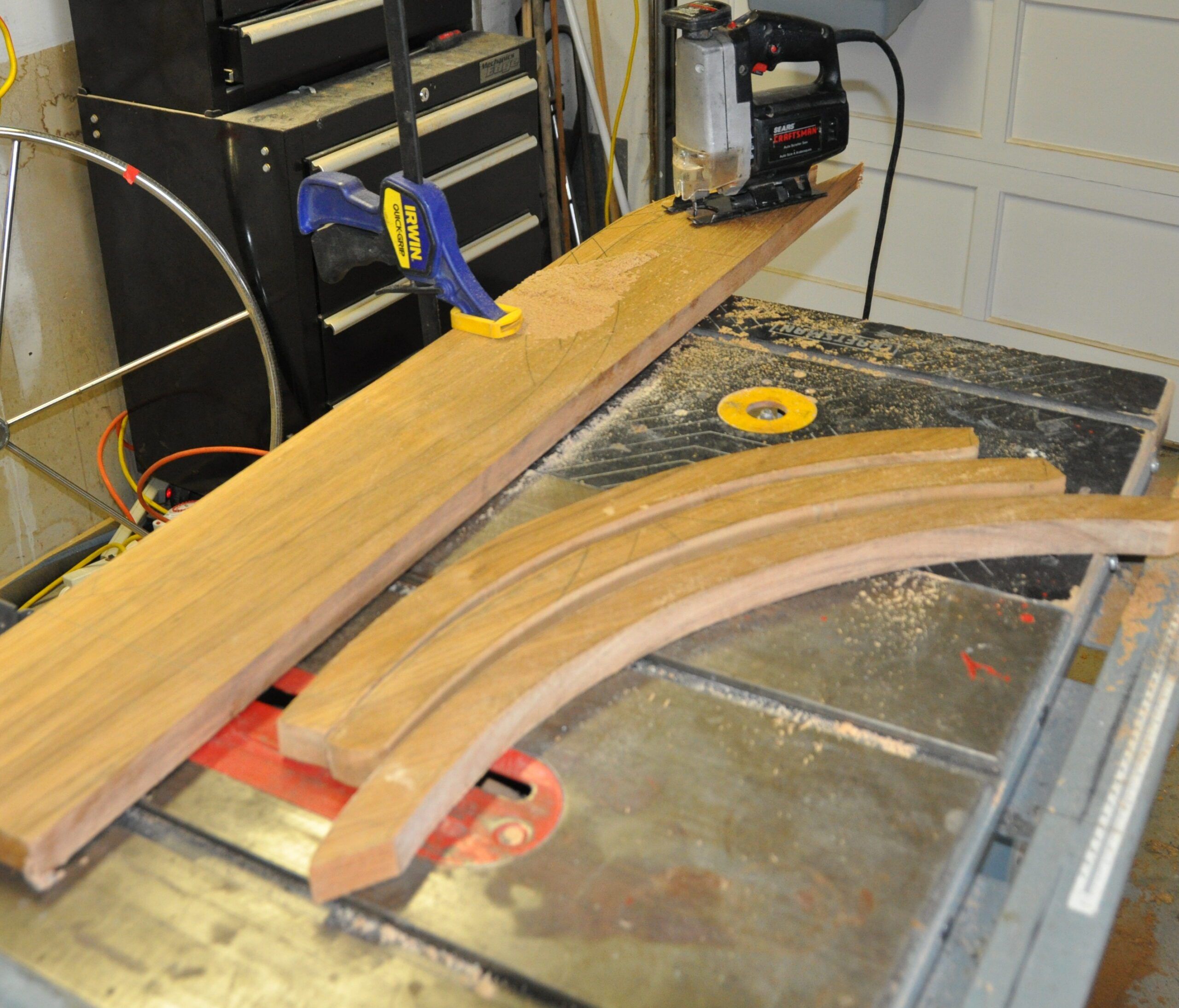 Cutting the teak to size. (Photo/ Bert Vermeer)