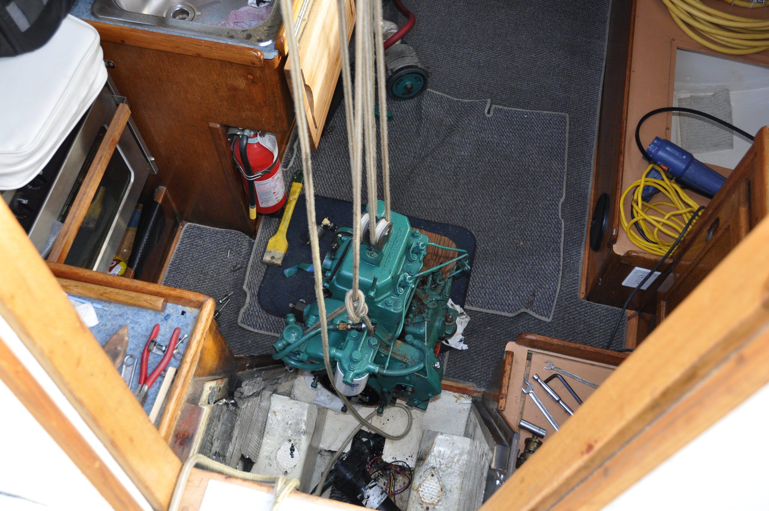 Removing the 1978 Volvo MD7A two-cylinder. (Photo/ Bert Vermeer)