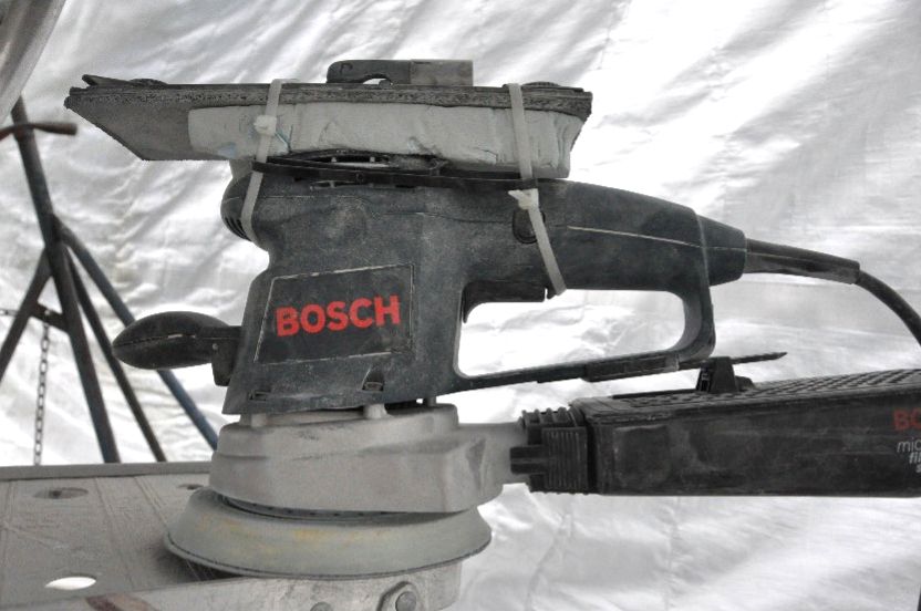 To overcome the curved top of the sander, carve a foam block to that curve, so the surface becomes a flat attachment point for the flat metal sanding head. (Photo/ Bert Vermeer)