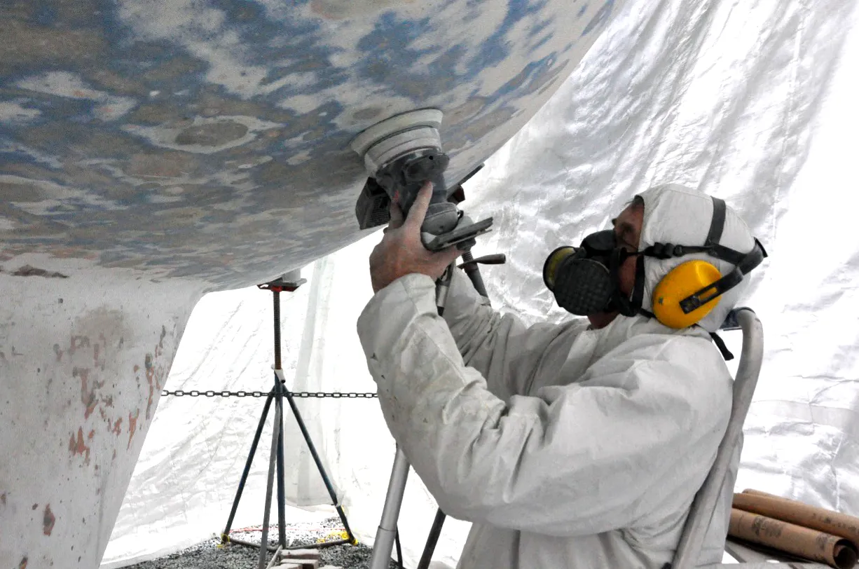 Adjust the pole length throughout the job and play with the angle between the pole and the hull to get the right pressure. (Photo/ Bert Vermeer)