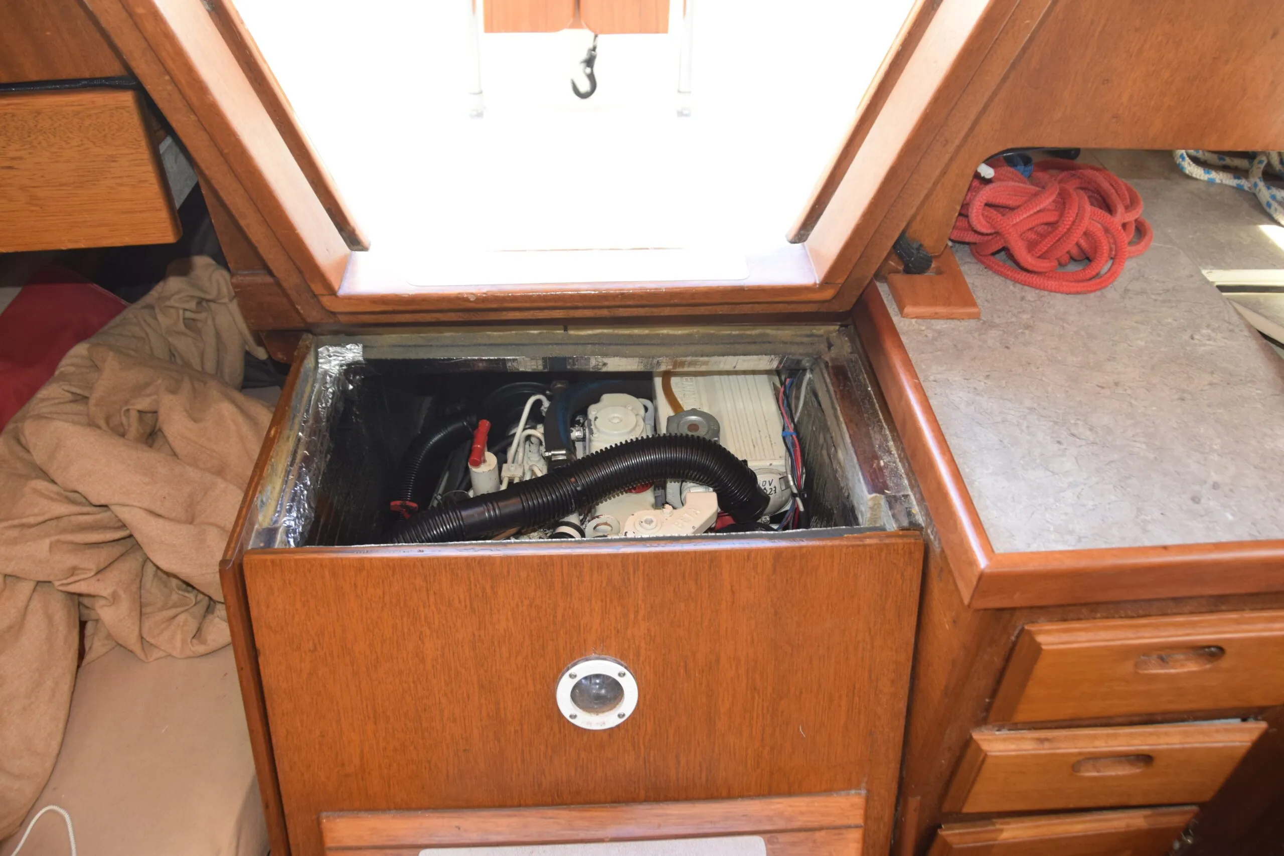 Removing the top of the engine compartment allowed hot air to exit the alternator area, but it also posed a safety hazard. (Photo/ Bert Vermeer)