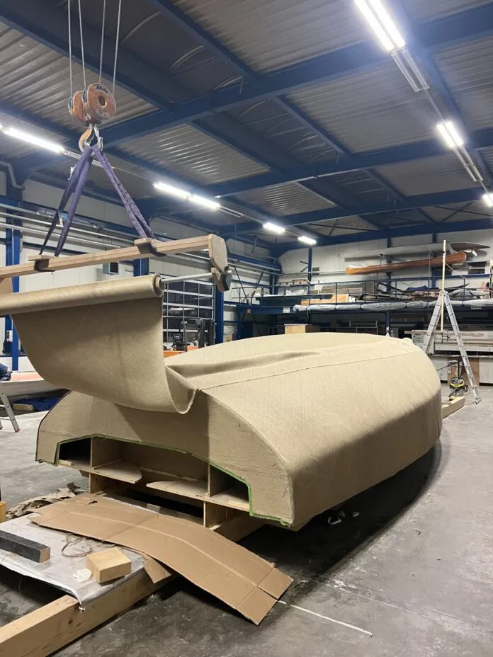 Greenboats laying flax fabric to construct the MB9 monohull, which is entirely constructed from Natural Fibre Composites (NFCs). Photo courtesy of Greenboats.
