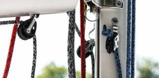 The Vakaros Atlas 2 mounted on the mast. It has a 4.4-in. transflective LCD screen, 320x240 pixel resolution (91 ppi) and red backlight. Photo courtesy of Vakaros.