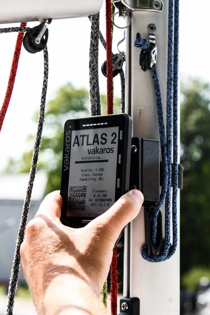 The Vakaros Atlas 2 mounted on the mast. It has a 4.4-in. transflective LCD screen, 320x240 pixel resolution (91 ppi) and red backlight. Photo courtesy of Vakaros.