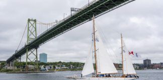 HMCS Oriole sails under the Angus L. Macdonald Bridge in 2021. (Photo courtesy of Government of Canada)