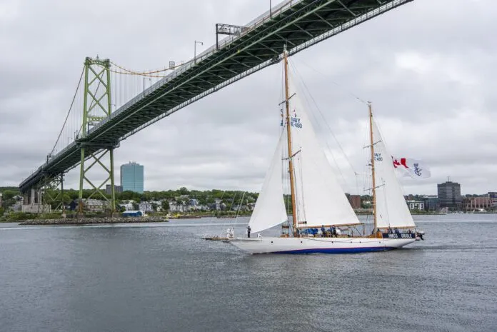 HMCS Oriole sails under the Angus L. Macdonald Bridge in 2021. (Photo courtesy of Government of Canada)
