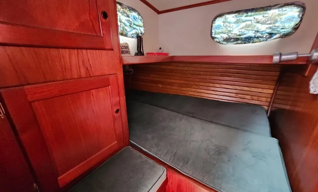 The aft cabin offers a small locker and room for two. An overhead and two ports hatch provides good airflow, rarely found in many aft cabins. 