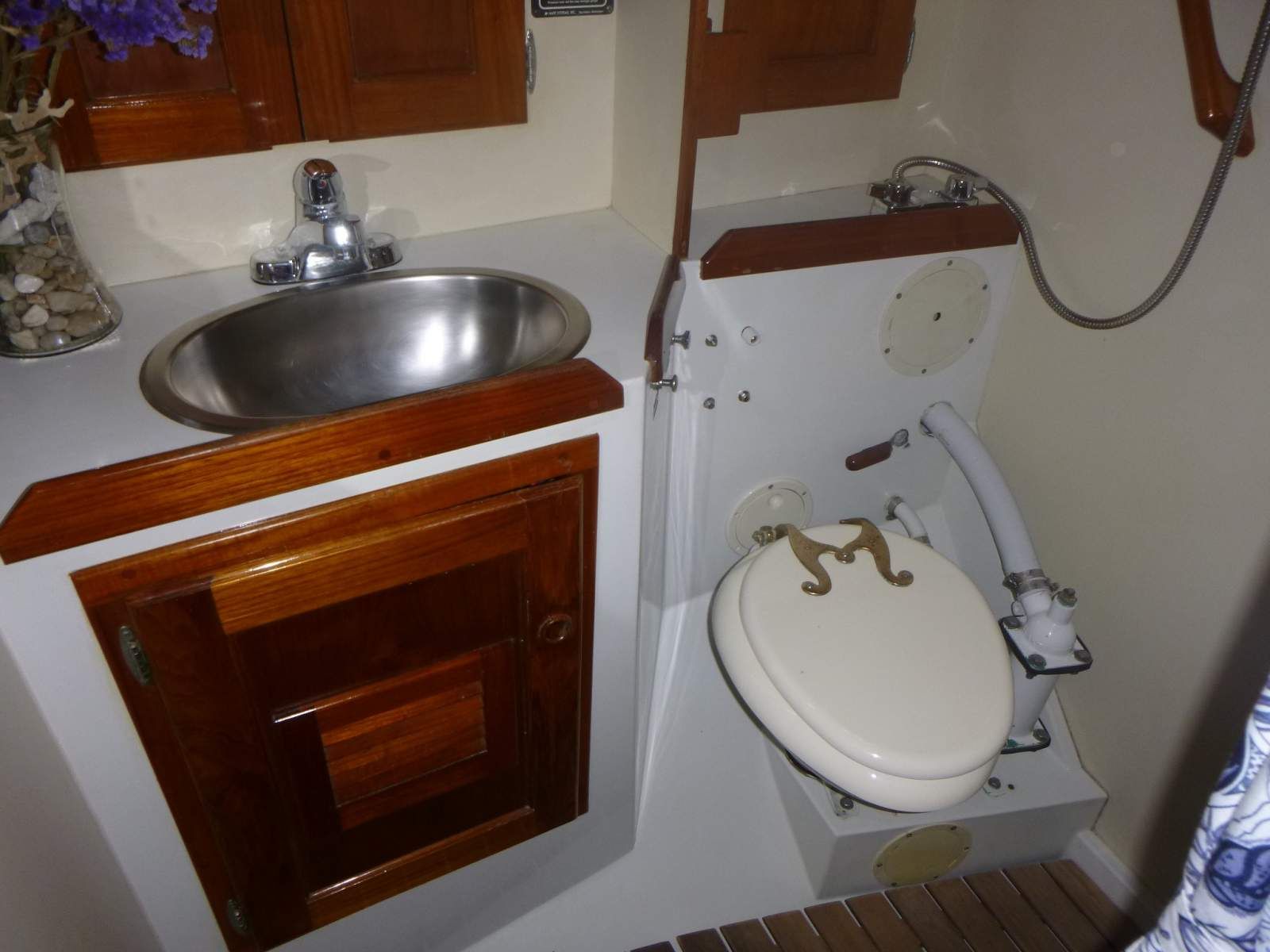 In the traditional layout, the functional head and shower are located just aft of the V-berth on the port. Later versions of the hull, moved the head aft, where it was more accessible from the cockpit. Photo courtesy of Waa2.
