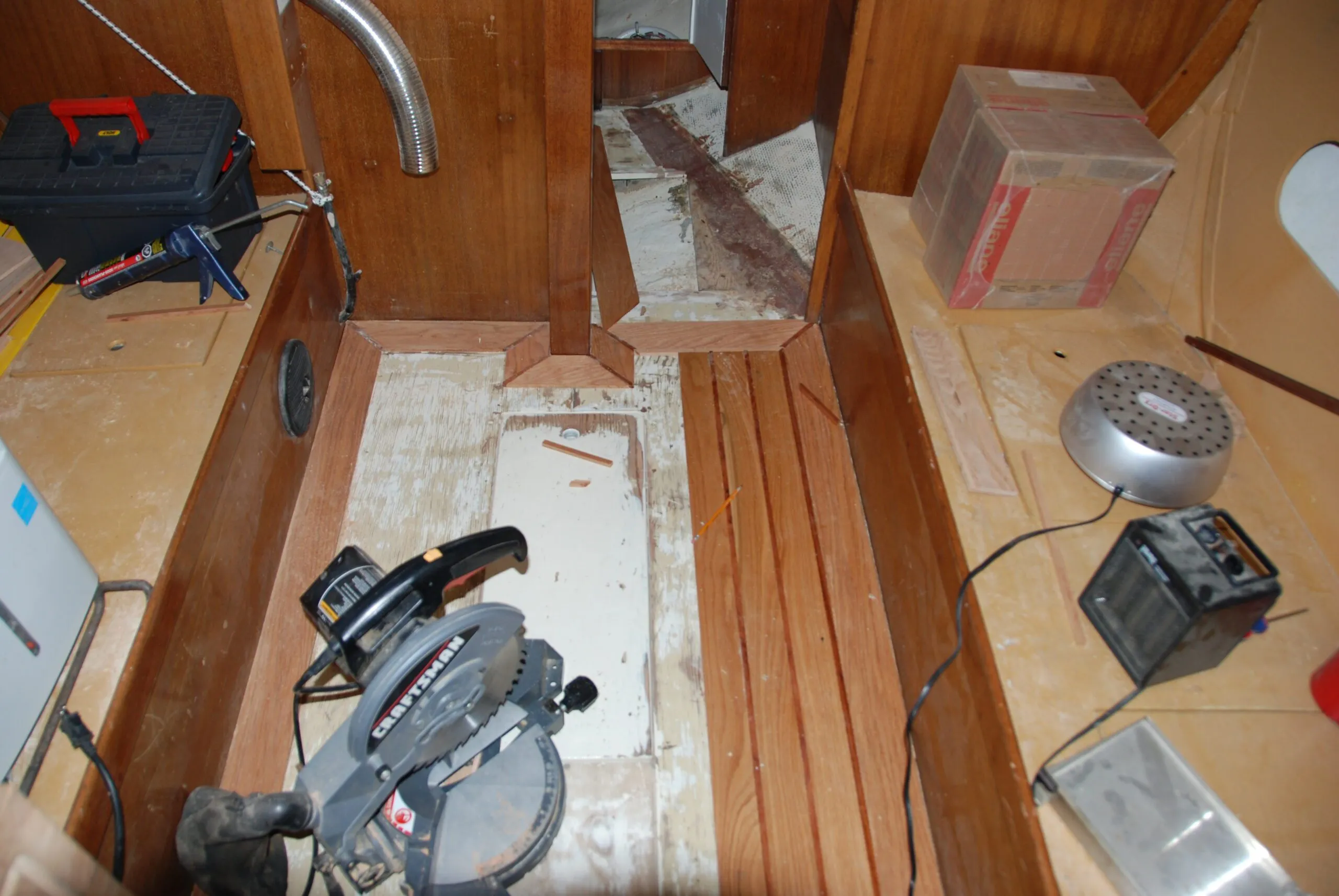 The first longitudinal oak and mahogany planks are in place. (Photo/ Bert Vermeer)