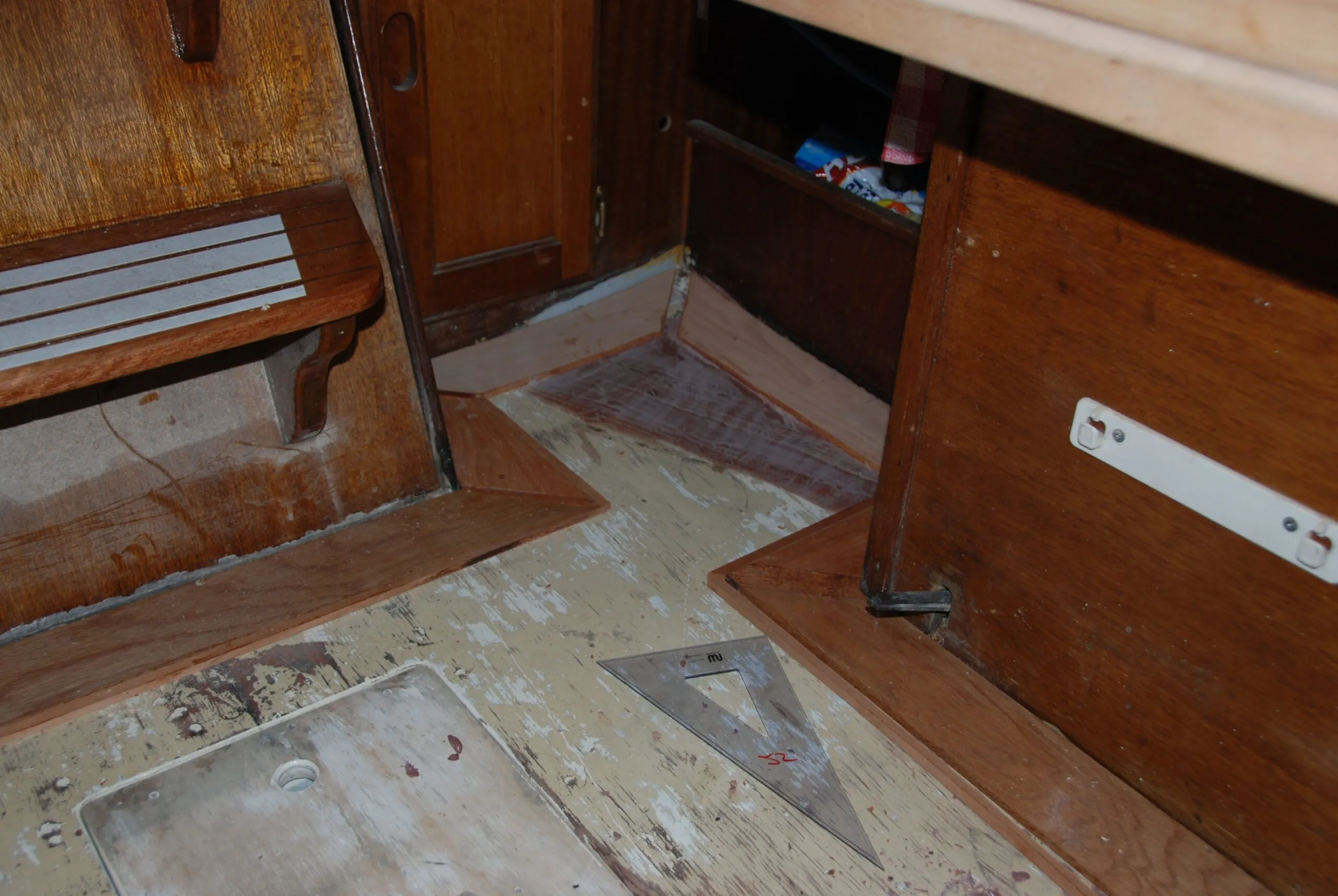 Fitting the cabin end pieces prior to installing the longitudinal planks, a bit of fancy work with careful measuring and patience. (Photo/ Bert Vermeer)
