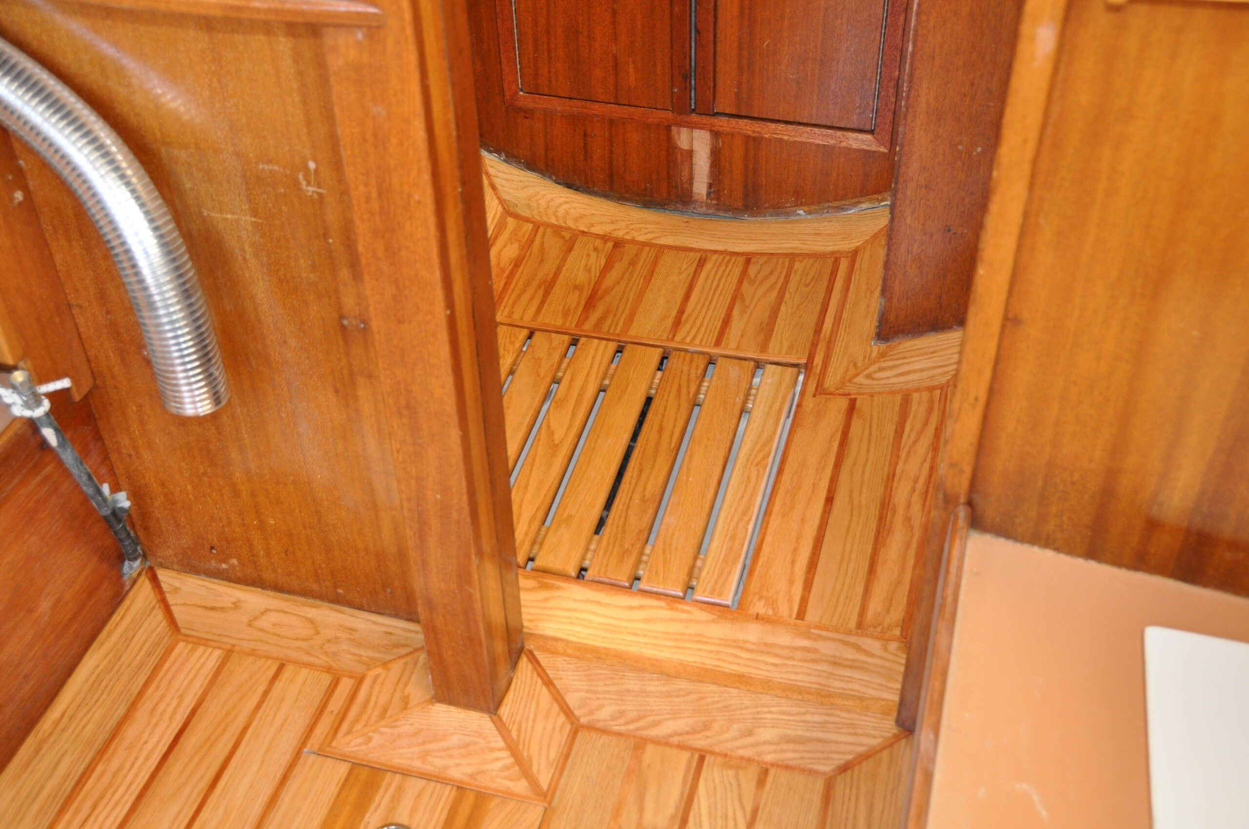 The head compartment completed, shower grate in place. (Photo/ Bert Vermeer)
