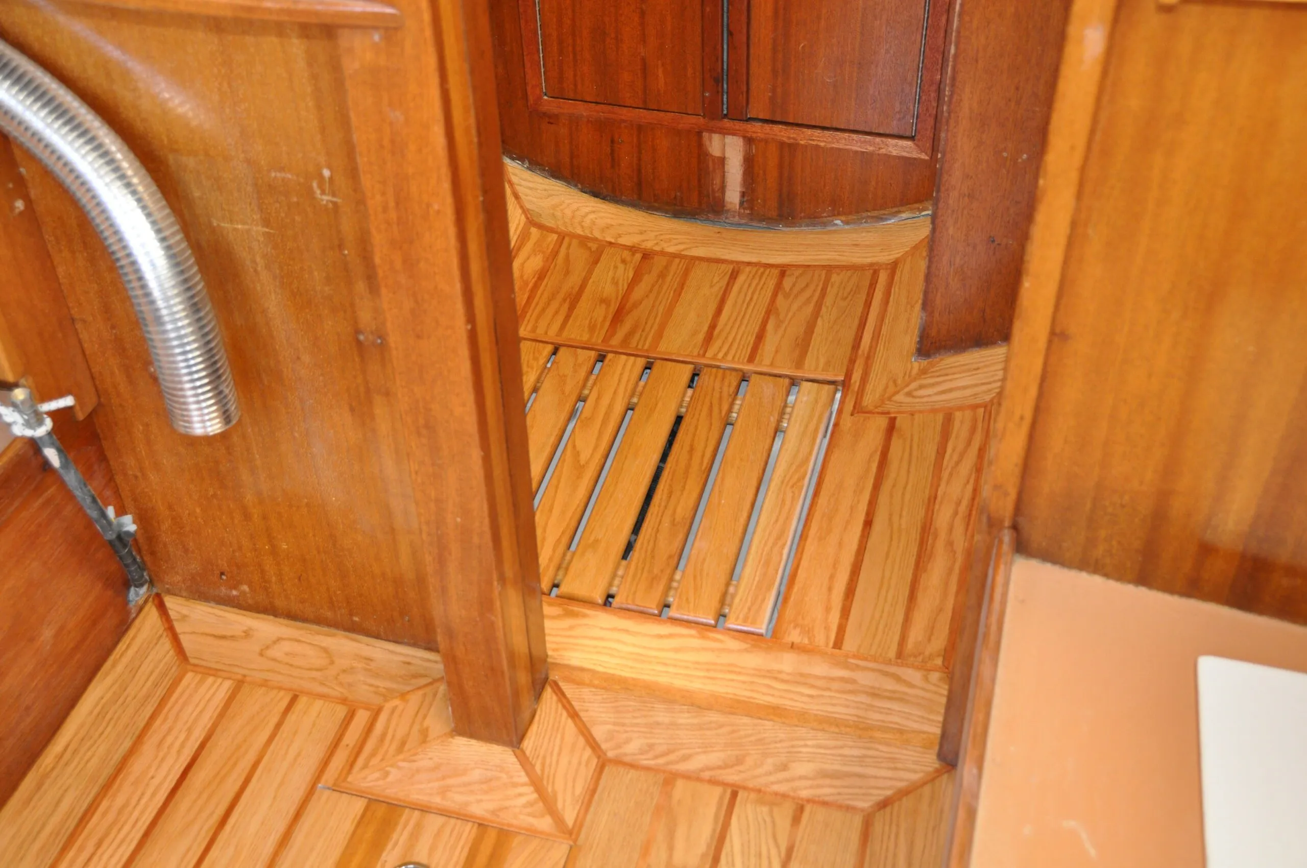 The head compartment completed, shower grate in place. (Photo/ Bert Vermeer)