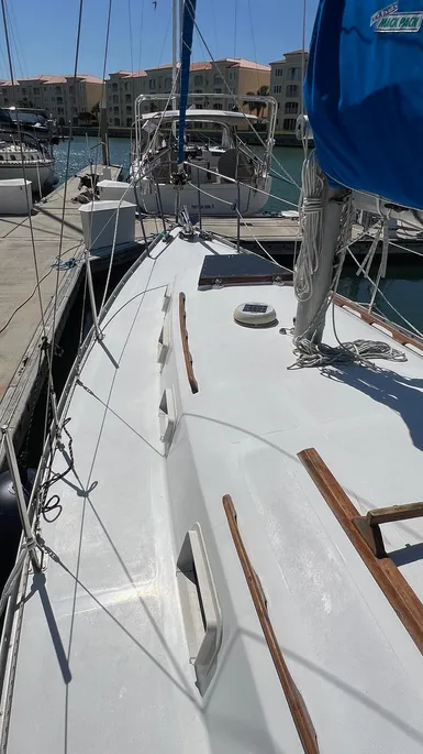 Under sail, the Endeavour 32 shows her cruising character with a conservative rig that favors ease of handling over high performance. The PHRF rating of 186-192 reflects moderate speed typical of boats from this era. Courtesy of Yachtworld.com