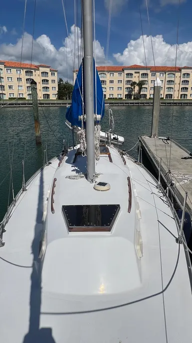 The stepped cabin trunk—an Irwin design trademark—was later replaced with a more modern tapered profile in mid-production boats. The narrow beam carried well aft increases cockpit space while reducing interior volume compared to modern designs. Courtesy of Yachtworld.com