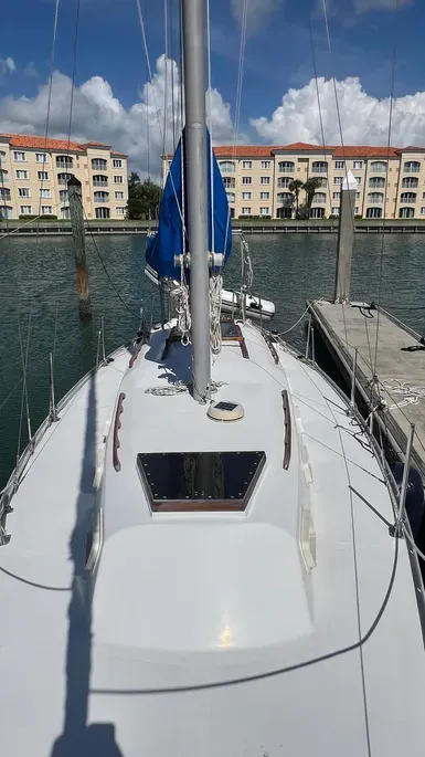 The stepped cabin trunk—an Irwin design trademark—was later replaced with a more modern tapered profile in mid-production boats. The narrow beam carried well aft increases cockpit space while reducing interior volume compared to modern designs. Courtesy of Yachtworld.com