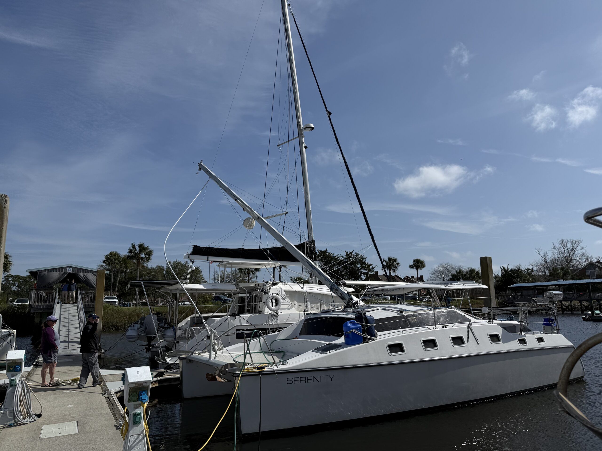 Luckily, the fallen mast did not damage nearby boats. (Photo/ Alex Jasper)