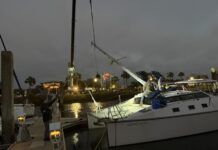 After a tense few hours, the crane finally lifted the mast to land at 8 p.m.(Photo/ Alex Jasper)