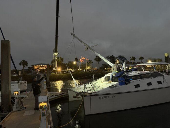 After a tense few hours, the crane finally lifted the mast to land at 8 p.m.(Photo/ Alex Jasper)