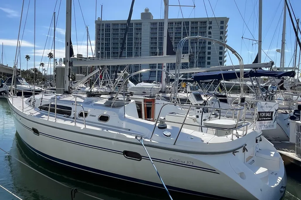 The 375 strikes the right balance—a longer deckhouse gives you more headroom below while keeping that sleek profile Catalina fans love. Twin backstays and inboard shrouds let you sheet the genoa nice and tight. Image courtesy of YachtWorld.com