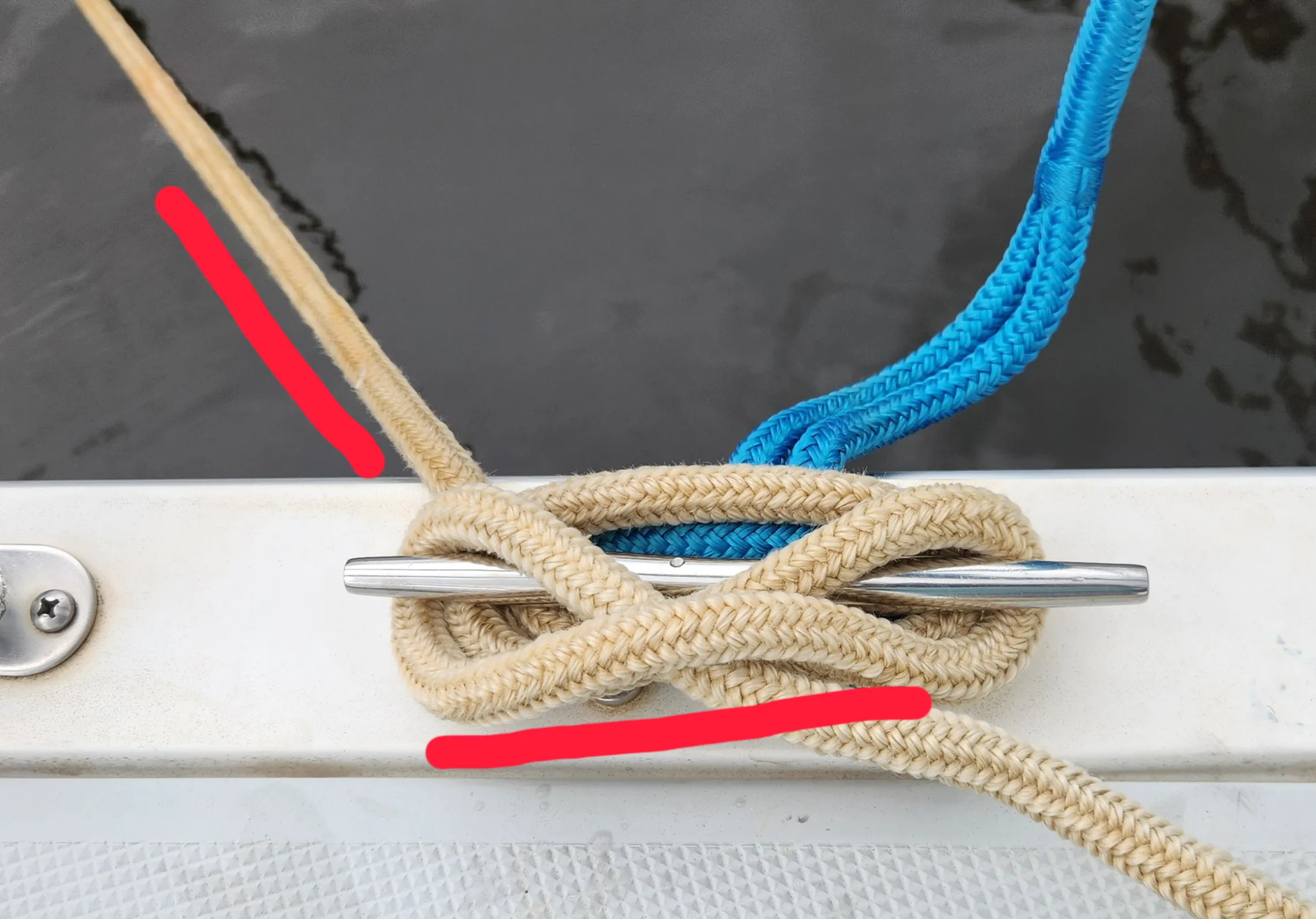 Here both the point of origin and the crossover hitch (in red) are incorrect. Any serious movement will easily loosen this line. (Photo/ Marc Robic)