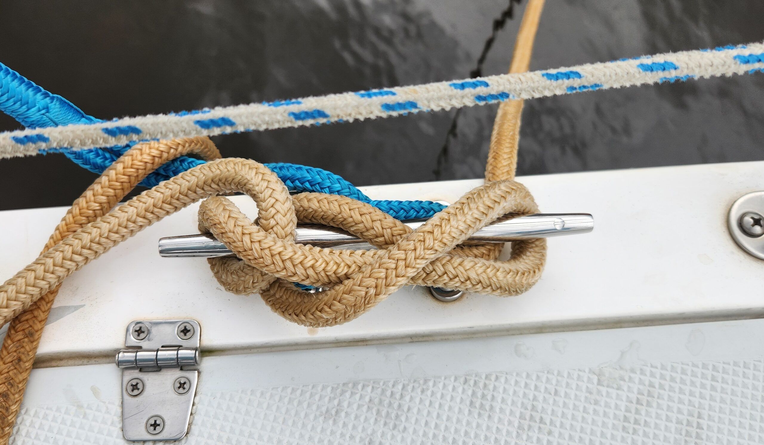 Here both the point of origin and the crossover are incorrect. After the first bend, the line is simply crossed over twice and the final cross over is incomplete. (Photo/ Marc Robic)