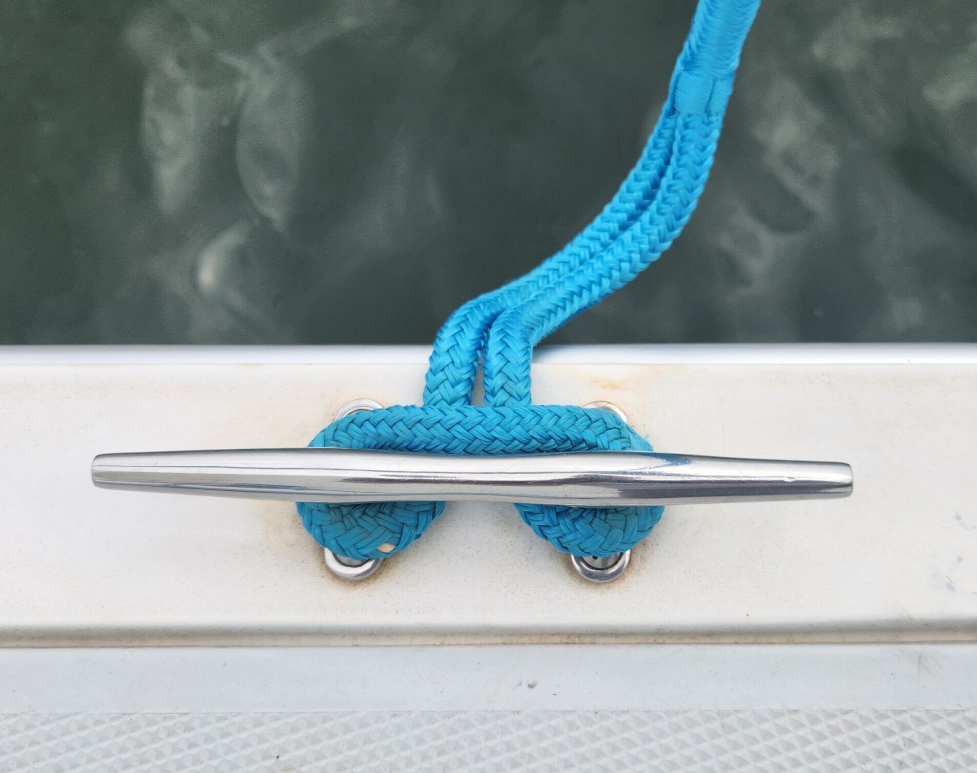 A line with a pre-looped end is affixed to the clear onboard, while the bitter end it heaved on shore. (Photo/ Marc Robic)