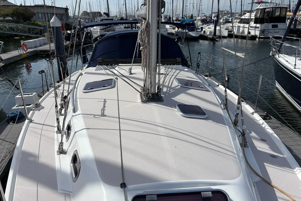 Twin backstays, inboard shrouds, and an easily managed fractional rig keep the sailplan efficient, while the standard Selden in-mast furling system underlines Catalina’s emphasis on ease of handling for cruising couples. Courtesy of Yachtworld.com