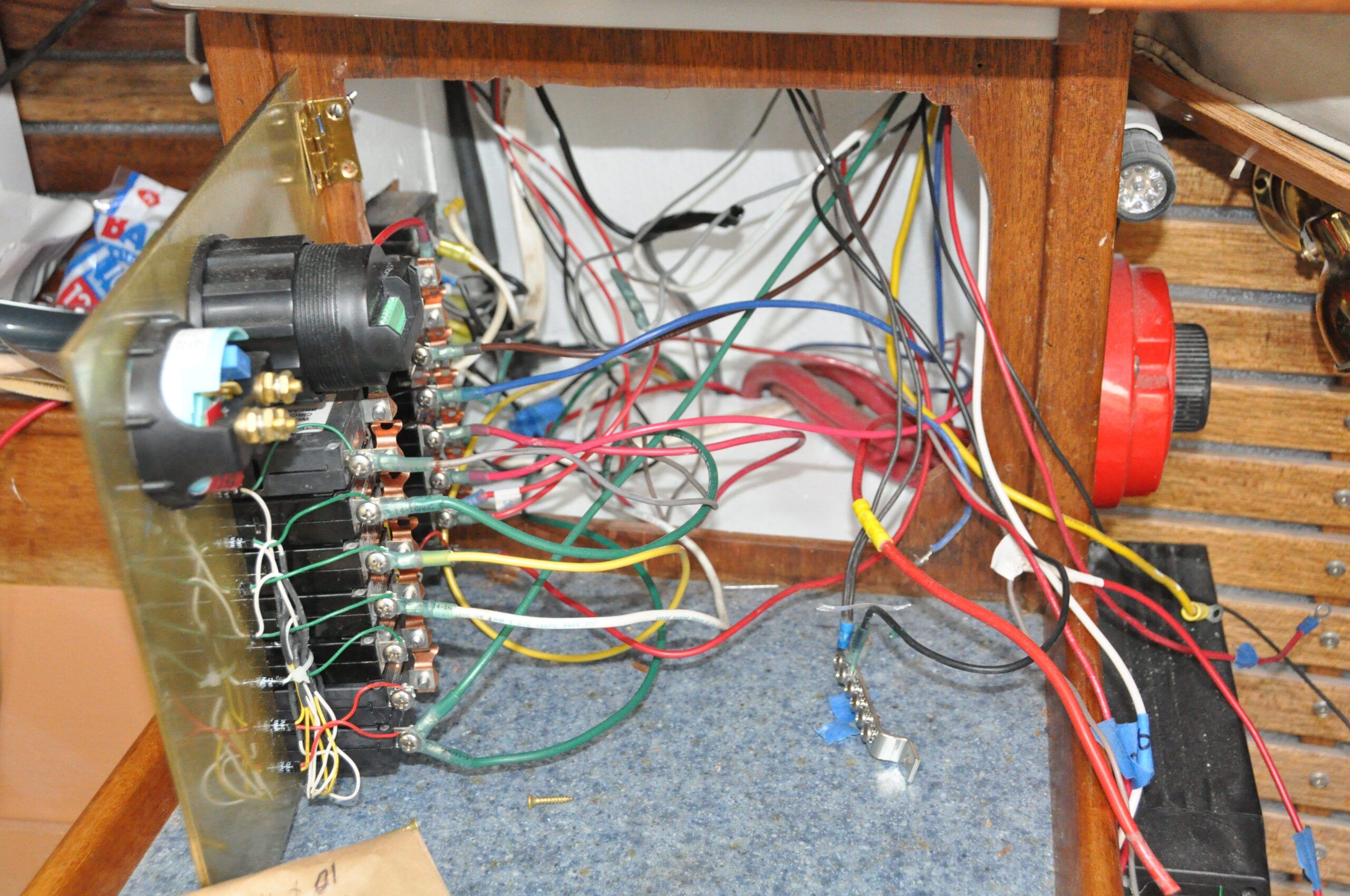 The wiring in progress. The battery On/Off switch has been moved from the panel to just around the corner. (Photo/ Bert Vermeer)