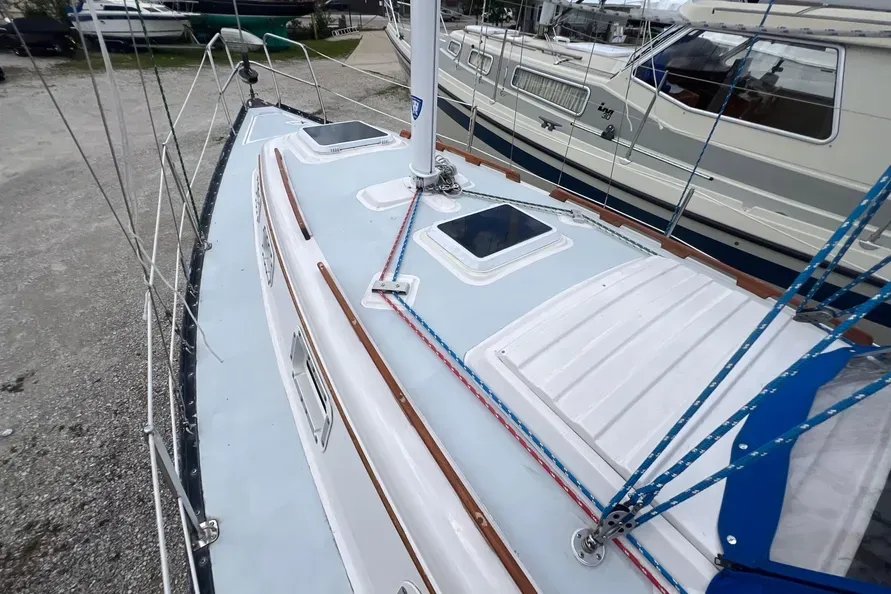 With a masthead sloop rig and deck-stepped mast, the Hunter 27 delivers simple sailhandling for new cruisers, but performance tweaks like inboard tracks and a mainsheet traveler are notably absent. Courtesy of BoatTrader.com