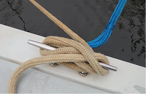 On this cleat hitch a second cross over was added. This is also a correct way to cleat a line, as it can released with easy while being secure. (Photo/ Marc Robic)