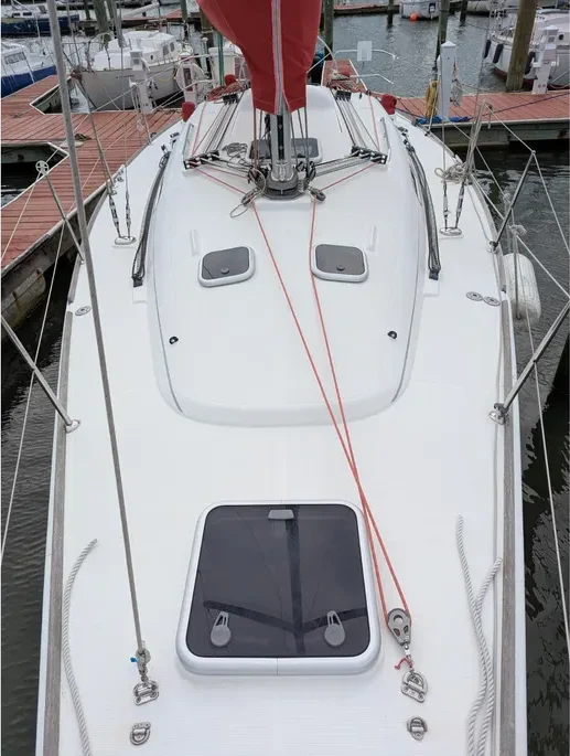 Halyard and mainsail controls are led aft to Spinlock ST clutches on the cabintop, while the molded foot brace and clean deck arrangement help crew change sails safely. Courtesy of YachtWorld.com