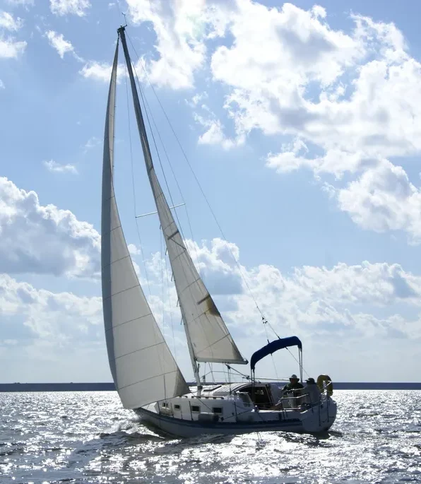 Under sail, the Hunter 27 exhibits moderate performance and a tendency for weather helm as the breeze picks up—a function of her beamy hull and basic sail controls. Photo courtesy of YachtWorld.com