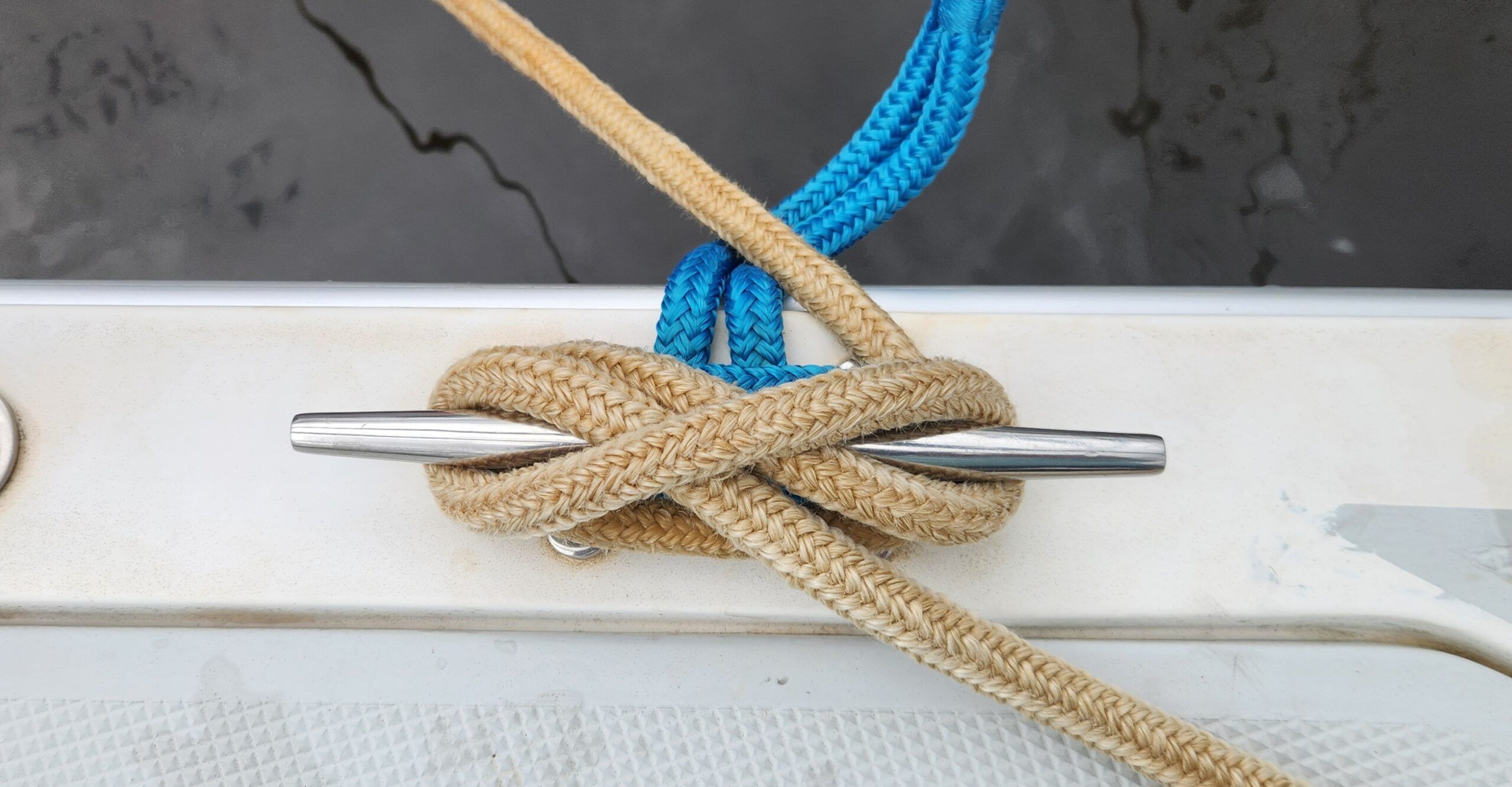 A neat and secure cleat hitch. (Photo/ Marc Robic)