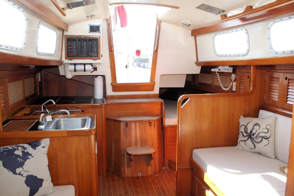 Rectangular portlights and overhead beams keep the space bright and airy without feeling cramped. Courtesy of YachtWorld.com