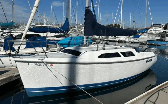 Catalina 250-Prof The Catalina 250 has a wide, 8.5-ft. beam and shallow underbody characteristic of water-ballasted trailerable cruisers from the mid-1990s. With ballast drained, the boat weighs 2,400 lb. dry, making it towable by large cars and SUVs when properly equipped. Courtesy of BoatTrader.com